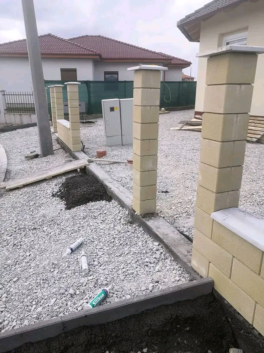 Kerítésoszlopok alapozása, Cegléd