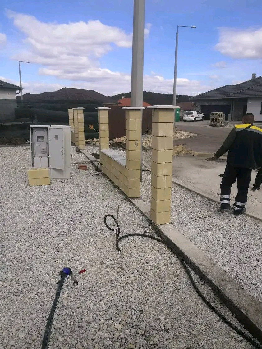 Sárga blokk kerítésoszlopok építése, Cegléd