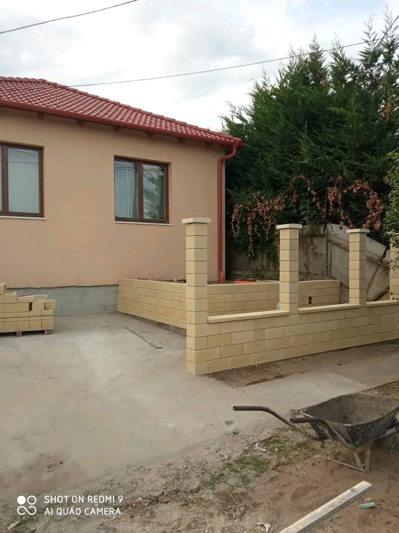 Kerítés, sárga blokk oszlopokkal, Nagykőrös