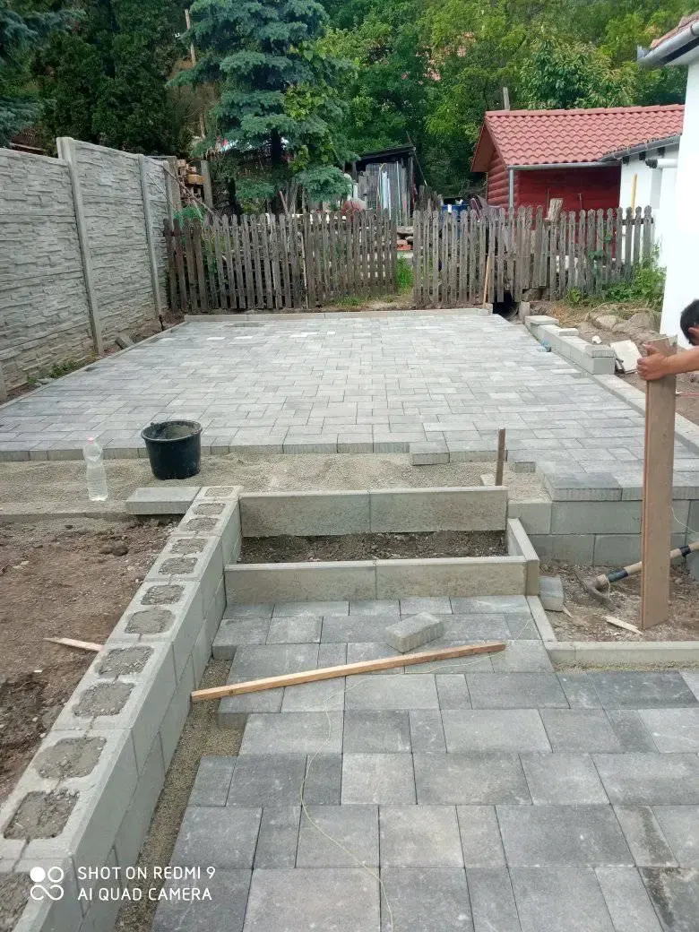 Udvar, lépcsős kialakítás, Cegléd